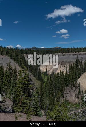 Fossiler Dampf am Crater Lake National Parkin den Sommer während des Tages, gegen wolkenlosen, blauen Himmel, Orgon, USA Stockfoto