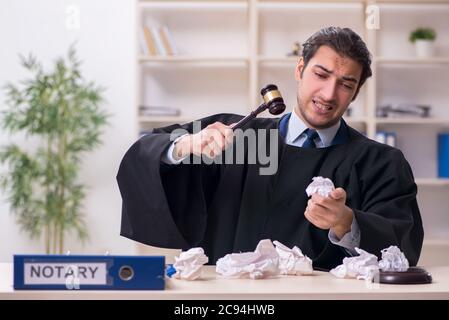 Junge Richter arbeiten im Gerichtsgebäude Stockfoto