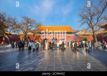 Peking, China - Jan 12 2020: Nicht identifizierte Menschen respektieren Götter und Buddha im Yonghegong Lama Tempel - dem Palast des Friedens und der Harmonie Stockfoto