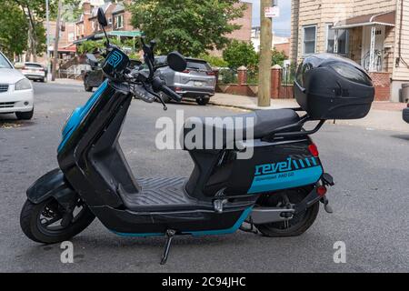 NEW YORK, NY - 28. JULI 2020: Ein Revel Moped sitzt ungenutzt. Die Motorroller-Vermietung co. Stoppte den Betrieb in New York City, nachdem zwei Kunden getötet wurden. Stockfoto