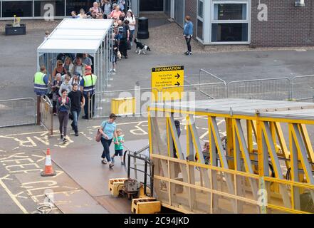 Passagiere vor dem Cal-Mac Ferry Terminal in Ardrossan, North Ayrshire, bereit, mit der Fähre zur Insel Arran zu fahren. Schottland, Großbritannien Stockfoto