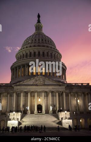 Washington, Usa. Juli 2020. Die Schatulle mit dem Körper des Kongressabgeordneten John Lewis, D-GA, der im Staat liegt, während des zweiten Tages der öffentlichen Besichtigung im US Captiol in Washington DC am Dienstag, dem 28. Juli 2020. Aufgrund der COVID-19-Pandemie wurde die civilÊrights nach draußen verlegt, wo die Öffentlichkeit sicher Respekt zahlen kann. Foto von Tasos Katopodis/UPI. Kredit: UPI/Alamy Live Nachrichten Stockfoto