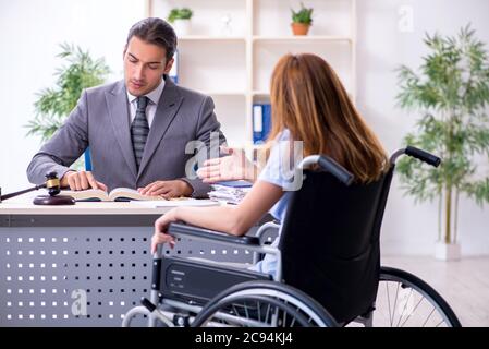 Junge verletzte Frau und Anwalt im Gerichtssaal Stockfoto