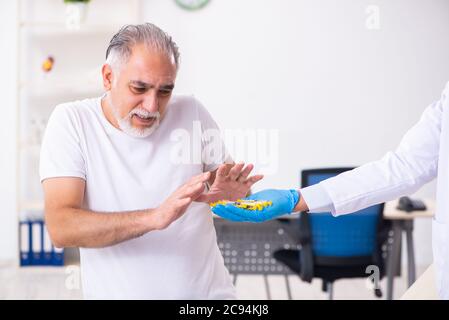 Patient leidet an Diabetes Hausarzt Stockfoto