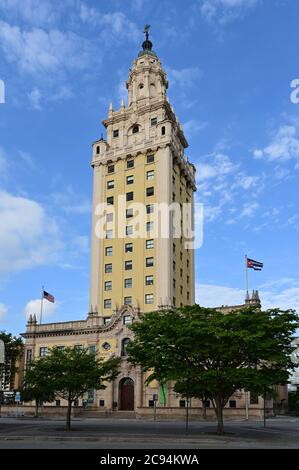 Miami, Florida - 5. April 2020 - Freedom Tower am Biscayne Boulevard mit Hintergrund von weißen Wolken am blauen Himmel. Stockfoto