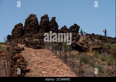 La Palma, Spanien. Juli 2020. Touristen fotografieren in Roque de los Muchachos, dem höchsten Punkt der Insel La Palma auf den Kanarischen Inseln, wo sich das Roque de los Muchachos Observatorium mit einigen der weltweit größten Teleskope befindet.Quelle: Marcos del Mazo/Alamy Live News Stockfoto