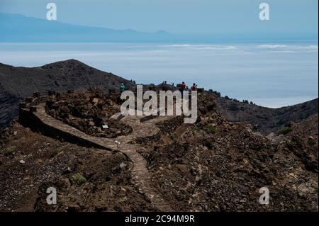 La Palma, Spanien. Juli 2020. Touristen fotografieren in Roque de los Muchachos, dem höchsten Punkt der Insel La Palma auf den Kanarischen Inseln, wo sich das Roque de los Muchachos Observatorium mit einigen der weltweit größten Teleskope befindet.Quelle: Marcos del Mazo/Alamy Live News Stockfoto