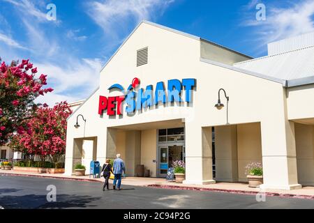 21. Juli 2020 Milpitas / CA / USA - Petsmart Storefront, San Francisco Bay Area; PetSmart Inc ist eine amerikanische Einzelhandelskette, die Spezialtierbedarf anis verkauft Stockfoto