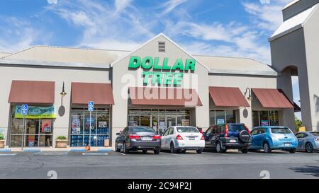 Juli 21, 2020 Milpitas / CA / USA - Dollar Tree Store Entrance; Dollar Tree Stores, Inc., ist eine amerikanische Kette von Discounter Variety Stores, die ich verkauft Stockfoto