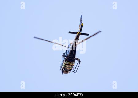 17. Juli 2020 Sunnyvale / CA / USA - Santa Clara County Sheriff Helikopter im Flug Stockfoto