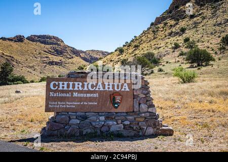 Cochise County, Arizona, USA - 6. März 2019: Eine detaillierte Ansicht des Eingangsschildes zum Chiricahua National Monument. Stockfoto