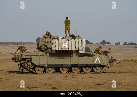 (200729) -- GOLAN HEIGHTS, 29. Juli 2020 (Xinhua) -- israelische Soldaten werden auf Panzern in den von Israel besetzten Golan Heights neben der Blauen Linie gesehen, einer Grenzabgrenzung, die 2000 von den Vereinten Nationen gezeichnet wurde, nachdem Israel seine Truppen vom Südlibanon am 28. Juli 2020 abgezogen hatte. Libanesische Führer warnten am Dienstag vor verschärften Grenzspannungen mit Israel, während sie Israel wegen eines Angriffs auf den Südlibanon einen Tag zuvor zugeschlagen hatten, berichtete der lokale LBCI-Fernsehsender. (Ayal Margolin/JINI über Xinhua) Stockfoto