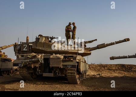 (200729) -- GOLAN HEIGHTS, 29. Juli 2020 (Xinhua) -- israelische Soldaten werden auf Panzern in den von Israel besetzten Golan Heights neben der Blauen Linie gesehen, einer Grenzabgrenzung, die 2000 von den Vereinten Nationen gezeichnet wurde, nachdem Israel seine Truppen vom Südlibanon am 28. Juli 2020 abgezogen hatte. Libanesische Führer warnten am Dienstag vor verschärften Grenzspannungen mit Israel, während sie Israel wegen eines Angriffs auf den Südlibanon einen Tag zuvor zugeschlagen hatten, berichtete der lokale LBCI-Fernsehsender. (Ayal Margolin/JINI über Xinhua) Stockfoto