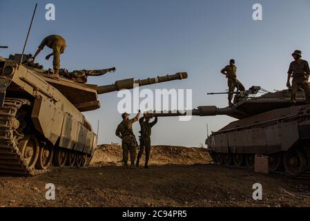 (200729) -- GOLAN HEIGHTS, 29. Juli 2020 (Xinhua) -- israelische Soldaten werden in den von Israel besetzten Golan Heights neben der Blauen Linie gesehen, einer Grenzabgrenzung, die 2000 von den Vereinten Nationen gezeichnet wurde, nachdem Israel seine Truppen vom Südlibanon am 28. Juli 2020 abgezogen hatte. Libanesische Führer warnten am Dienstag vor verschärften Grenzspannungen mit Israel, während sie Israel wegen eines Angriffs auf den Südlibanon einen Tag zuvor zugeschlagen hatten, berichtete der lokale LBCI-Fernsehsender. (Ayal Margolin/JINI über Xinhua) Stockfoto