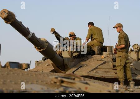 (200729) -- GOLAN HEIGHTS, 29. Juli 2020 (Xinhua) -- israelische Soldaten werden auf Panzern in den von Israel besetzten Golan Heights neben der Blauen Linie gesehen, einer Grenzabgrenzung, die 2000 von den Vereinten Nationen gezeichnet wurde, nachdem Israel seine Truppen vom Südlibanon am 28. Juli 2020 abgezogen hatte. Libanesische Führer warnten am Dienstag vor verschärften Grenzspannungen mit Israel, während sie Israel wegen eines Angriffs auf den Südlibanon einen Tag zuvor zugeschlagen hatten, berichtete der lokale LBCI-Fernsehsender. (Ayal Margolin/JINI über Xinhua) Stockfoto