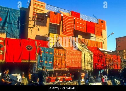 Marrakesch, Marokko. Berber Teppiche zum Verkauf im Souq hinter der Djemaa El Fna Stockfoto