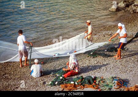 Fischer, die ihre Netze in Khasab, Musandam Peninsula, Oman ausstrecken Stockfoto