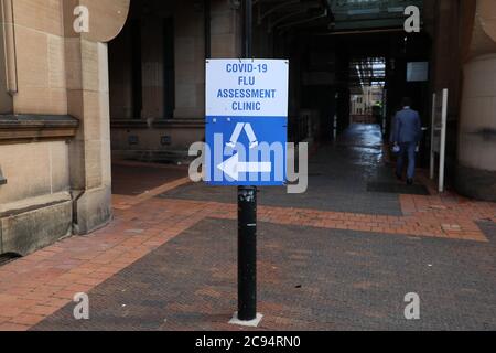 Sydney, Australien. Juli 2020. Testschild für Coronavirus (Covid-19) im Sydney Hospital, 8 Macquarie Street, Sydney, NSW 2000, Australien. Kredit: Richard Milnes/Alamy Live Nachrichten Stockfoto