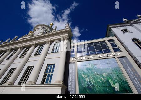 Potsdam, Deutschland. Juli 2020. Das Potsdamer Museum - Forum für Kunst und Geschichte auf dem Alten Marktplatz. Die Ausstellung "Karl Hagemeister - das Licht, das sich für immer verändert" wurde bis 06.09.2020 verlängert. Die Ausstellung zeigt einen retrospektiven Blick auf das malerische und grafische Werk des Impressionisten. Der 1848 geborene Hagemeister lebte neben seinen Studienreisen in Werder an der Havel und gilt heute als einer der Pioniere der modernen Landschaftsmalerei. Quelle: Soeren Stache/dpa-Zentralbild/ZB/dpa/Alamy Live News Stockfoto