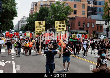 Die Demonstranten tragen im Marsch gegen Trumps Polizeistaat Schilder, um diejenigen in Portland, Oregon, in Washington, DC, USA zu unterstützen Stockfoto