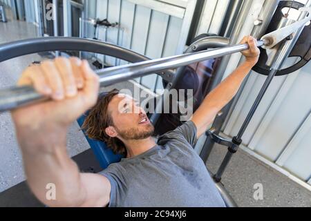 Fitness-Studio Mann Training Brustmuskeln tun flache Bank drücken Mit Langhantel Stockfoto