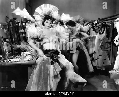 JESSIE MATTHEWS und Showgirls am FREITAG DER DREIZEHNTE 1933 Regisseur VICTOR SAVILLE Gainsborough Pictures / Gaumont British Distributors Stockfoto