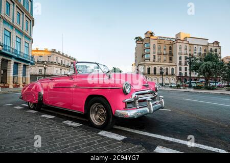 Altes amerikanisches Auto auf den Straßen der Hauptstadt Kubas. Berühmte Touristenattraktion, Autos aus den 50er und 60er Jahren.