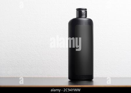 Haar Shampoo Flasche vor hellgrauem Hintergrund, editierbare Modell-up-Serie Vorlage bereit für Ihr Design, Auswahl Pfad enthalten. Stockfoto