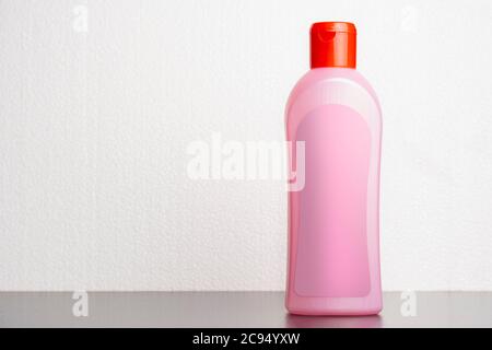 Haar Shampoo Flasche vor hellgrauem Hintergrund, editierbare Modell-up-Serie Vorlage bereit für Ihr Design, Auswahl Pfad enthalten. Stockfoto