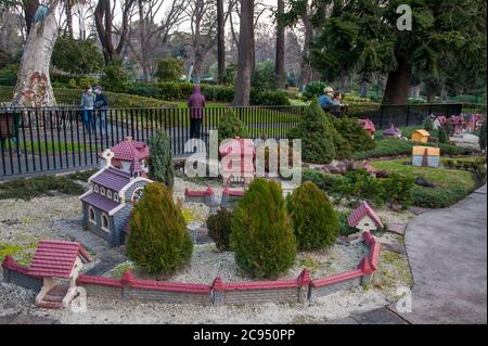 Model Tudor Village in Melbournes Fitzroy Gardens, gespendet als Dank für Lebensmittel-Pakete aus dem Zweiten Weltkrieg nach England geschickt. Stockfoto