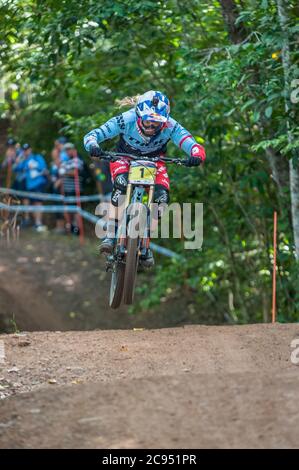 Nummer 1 der Downhill-Weltmeisterin Rachel Atherton von Red Bull Racing bei den UCI Mountainbike-Weltmeisterschaften 2016 in Cairns, Australien. Stockfoto