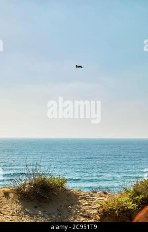 Blick auf das Mittelmeer von den Hügeln bei Sonnenuntergang und eine fliegende Drohne. Stockfoto