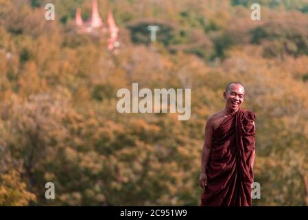 Sagaing/Myanmar-3. Oktober 2019: Ein birmanischer Mönch lachte glücklich beim Besuch eines Tempels. Stockfoto