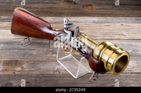 Flintlock Handmörtel / Granatwerfer mit massiven 2.5-Zoll-Messingfass. Stockfoto