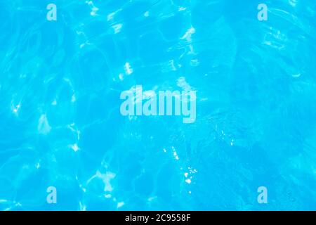 Oberfläche des blauen Schwimmbades, Hintergrund des Wassers im Schwimmbad. Schöne blaue Wasser Hintergrund Stockfoto