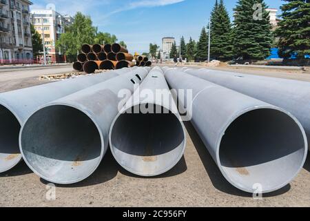 Installation von neuen Kanalrohren anstelle von alten bei Straßenarbeiten Stockfoto