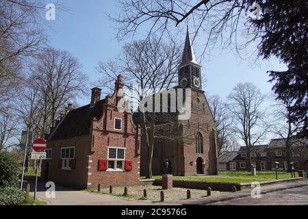 Schöne, kleine reformierte Kirche des niederländischen Dorfes Schoorl (18. Jahrhundert) und das ehemalige, kleine Rathaus (1601). Niederlande, April Stockfoto