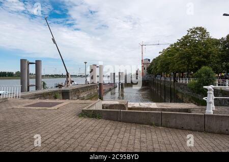 Antwerpen, Belgien, 19. Juli 2020, Liegeplatz für das Busboot von rechts nach links Stockfoto