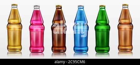 Glasflaschen mit verschiedenen Getränken, Bier, Limonade und Limonade. Vector realistische Set von Getränken in Flaschen aus klarem, braunem und grünem Glas mit Metallkappe isoliert auf weißem Hintergrund Stock Vektor