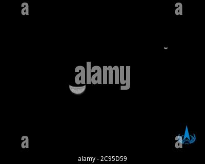 (200729) -- PEKING, 29. Juli 2020 (Xinhua) -- Aufnahme von Chinas Mars-Sonde, Tianwen-1, am 27. Juli 2020 zeigt die Erde und den Mond. Chinas Mars-Sonde, Tianwen-1, nahm Bilder von der Erde und Mond, etwa 1.2 Millionen Kilometer von der Erde, die China National Space Administration sagte am Dienstag. China startete am 23. Juli seine erste Mars-Mission Tianwen-1, was "Fragen an den Himmel" bedeutet.Dies markiert den ersten Schritt des Landes in der planetarischen Erforschung des Sonnensystems. (China National Space Administration/Handout via Xinhua) Stockfoto