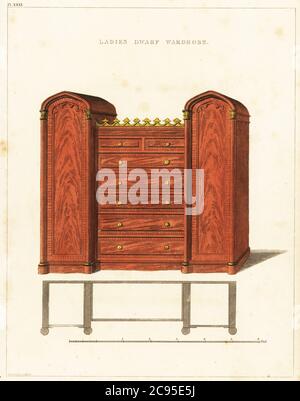 Damengarderobe im Regency-Stil. Kommode, flankiert von zwei niedrigen gewölbten Schränken, aus geschnitztem Holz, verziert mit vergoldeten Griffen und Verzierungen. Handkolorierter Kupferstich aus George Smiths The Cabinet-Maker und Upholsterers Guide, Jones and Co., London, 1828. George Smith war Polsterer und Möbelzeichner zu seiner Majestät (der Prinz von Wales, später König George IV), ca. 1786-1826. Stockfoto