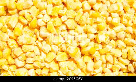 Frische gefrorene Mais Hintergrund, Aufstockung Gemüse für die Winterlagerung, leckere gelbe Körner von Mais. Textur von Popcorn Stockfoto