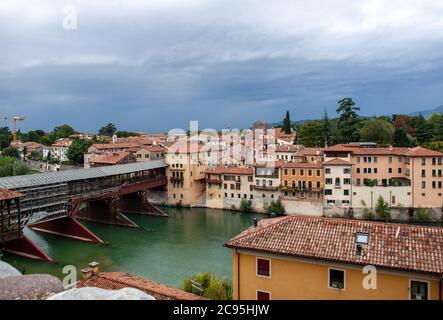 Bassano del Grappa, Italien - 6 September, 2019: Die hölzerne Brücke, Ponte degli Alpini, auf dem Brenta Fluss bedeckt, im Jahre 1569 durch die arachiten konzipiert Stockfoto