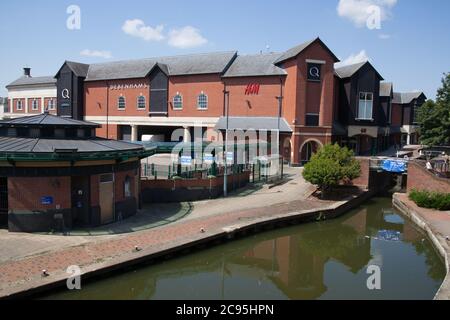 Blick auf den Banbury Canal und das Castle Quay Shopping Centre in Banbury, Oxfordshire, Großbritannien, aufgenommen am 26. Juni 2020 Stockfoto