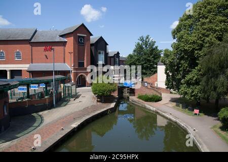 Banbury Kanal und Schleuse und Blick auf Castle Quay Shopping Centre in Banbury, Oxfordshire in Großbritannien, aufgenommen am 26. Juni 2020 Stockfoto