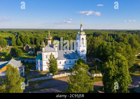 Die Kirche des heiligen Nikolaus des Wundertäters im Dorf Nikolskoje, Uglitsch Bezirk, Jaroslawl Region an einem Sommertag, Foto von einer Drohne gemacht. Stockfoto