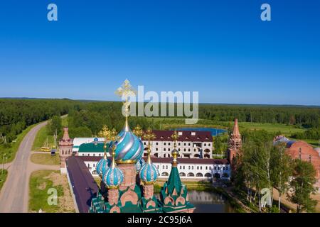 Silberblaue Kuppeln des Nikolo-Solbinsky Frauenklosters, Pereslavsky Bezirk, Jaroslawl Region an einem Sommertag, Foto von einer Drohne aufgenommen. Stockfoto