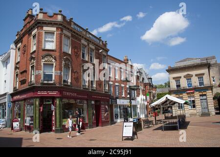 Blick auf die Geschäfte am Market Place in Banbury, Oxfordshire in Großbritannien, aufgenommen am 26. Juni 2020 Stockfoto