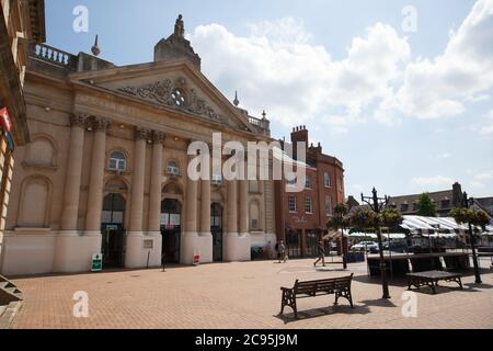 Blick auf das Castle Quay Shopping Centre und den Market Place in Banbury, Oxfordshire in Großbritannien, aufgenommen am 26. Juni 2020 Stockfoto