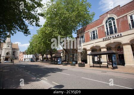 Bridge Street mit dem Rathaus und Debenhams in Banbury, Oxfordshire, Großbritannien, aufgenommen am 26. Juni 2020 Stockfoto